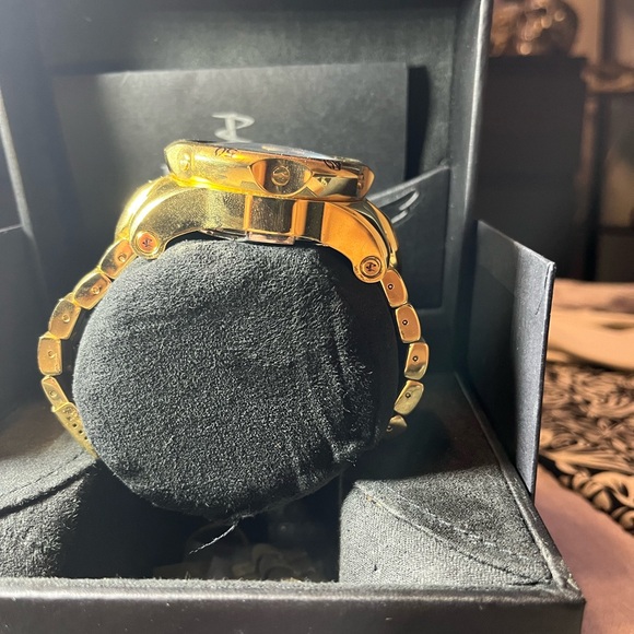 Invicta Venom: Unleash Your Inner Power - Picture 3 of 5